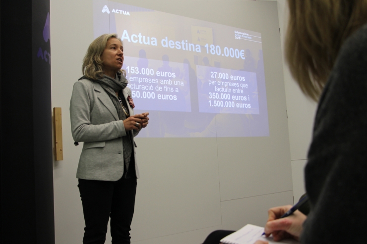 La directora d'Actua Empresa, Judit Hidalgo, durant la presentació de la segona campanya de subvencions.